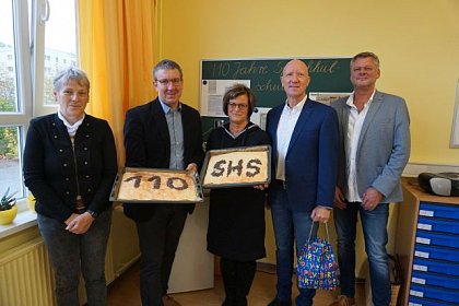 von links nach rechts: Katharina Brederlow, Beigeordnete fr Bildung und Soziales der Stadt Halle; Prof. Dr. Stephan Sallat, Professor fr Pdagogik bei Sprach- und Kommunikationsstrungen; Dr. Antje Thielebein, Direktorin der Sprachheilschule Halle; Dr. Christian Walbrach, Landesbehindertenbeauftragter von Sachsen-Anhalt; Reiner Fricke, stellvertretender Schulleiter der Sprachheilschule Halle